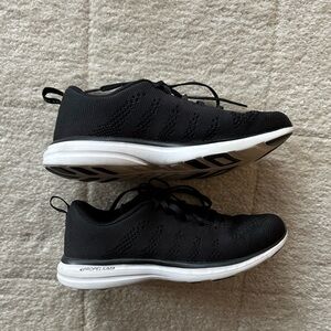 APL Women’s Techloom Pro sneakers size 9 black and white